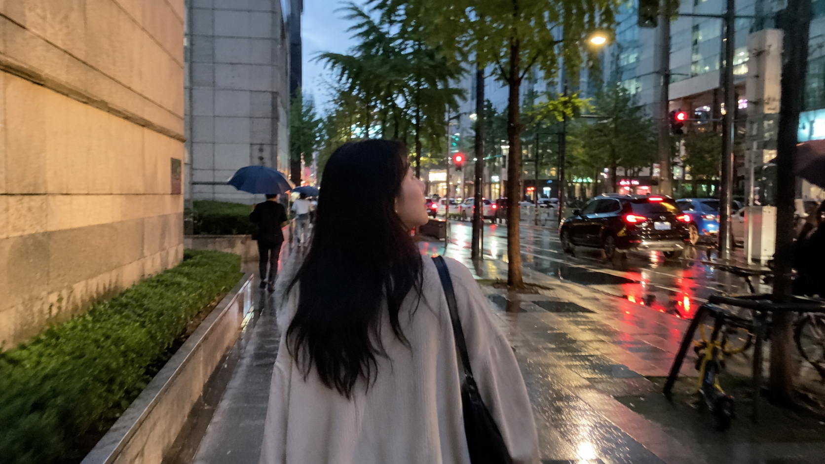비 오는 도심에서 우연히 찍힌 사진